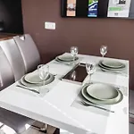 Me Homes - Große Moderne Designer-wohnung Für Urlaub Und Business - Mit Küche, Büro, Balkon Und 2 Parkplätzen