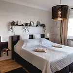 Grosse Moderne Designer-wohnung Fuer Urlaub Und Business - 3 Schlafzimmer, Kueche, Buero, Terrasse Und 2 Kostenlose Parkplaetze דירה *