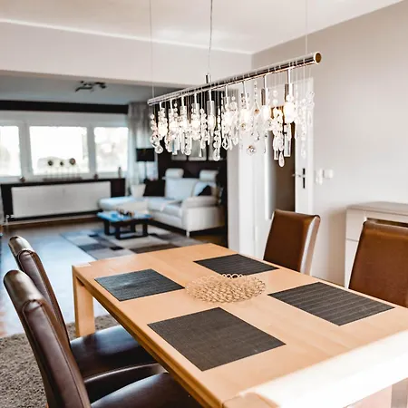 Grosse Moderne Designer-Wohnung Fuer Urlaub Und Business - 3 Schlafzimmer, Kueche, Buero, Terrasse Und 2 Kostenlose Parkplaetze バイロイト