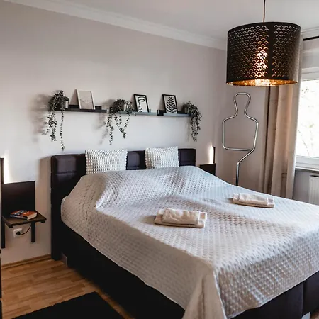 Apartment Me Homes - Grosse Moderne Designer-wohnung Fuer Urlaub Und Business - Mit Kueche, Buero, Balkon Und 2 Parkplaetzen