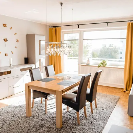 Me Homes - Grosse Moderne Designer-wohnung Fuer Urlaub Und Business - Mit Kueche, Buero, Balkon Und 2 Parkplaetzen