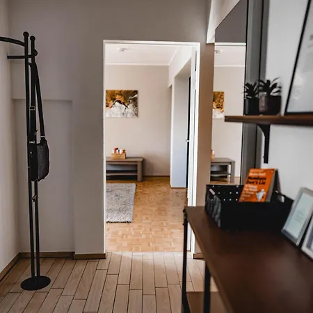 Apartment Me Homes - Grosse Moderne Designer-wohnung Fuer Urlaub Und Business - Mit Kueche, Buero, Balkon Und 2 Parkplaetzen Bayreuth
