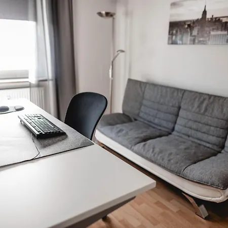 Apartment Me Homes - Grosse Moderne Designer-wohnung Fuer Urlaub Und Business - Mit Kueche, Buero, Balkon Und 2 Parkplaetzen Bayreuth