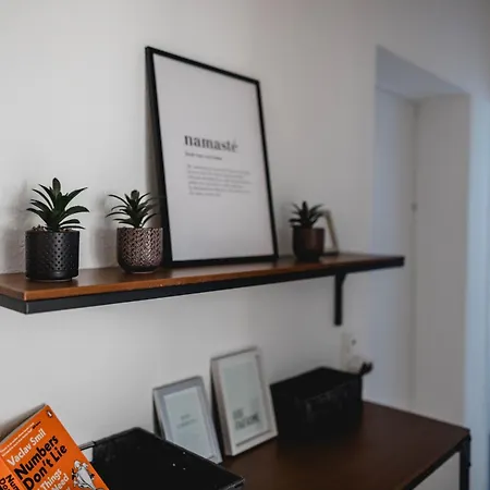 Me Homes - Grosse Moderne Designer-wohnung Fuer Urlaub Und Business - Mit Kueche, Buero, Balkon Und 2 Parkplaetzen