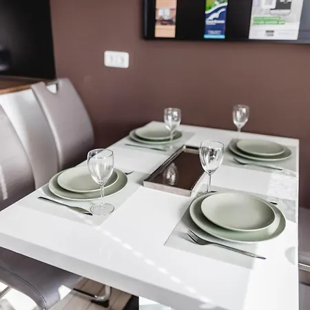 Me Homes - Grosse Moderne Designer-wohnung Fuer Urlaub Und Business - Mit Kueche, Buero, Balkon Und 2 Parkplaetzen