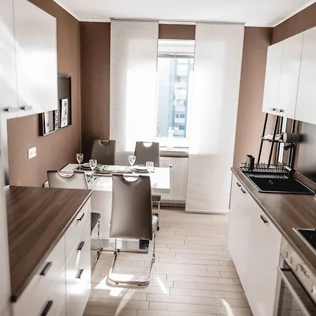 Lägenhet Grosse Moderne Designer-Wohnung Fuer Urlaub Und Business - 3 Schlafzimmer, Balkon, Kueche, Buero Und 2 Kostenlosen Parkplaetze *