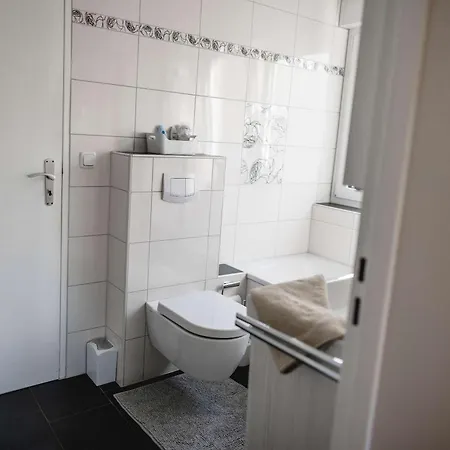Grosse Moderne Designer-Wohnung Fuer Urlaub Und Business - 3 Schlafzimmer, Balkon, Kueche, Buero Und 2 Kostenlosen Parkplaetze Lägenhet