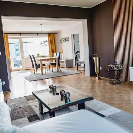 Grosse Moderne Designer-Wohnung Fuer Urlaub Und Business - 3 Schlafzimmer, Balkon, Kueche, Buero Und 2 Kostenlosen Parkplaetze Lägenhet *