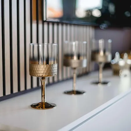 Grosse Moderne Designer-Wohnung Fuer Urlaub Und Business - 3 Schlafzimmer, Balkon, Kueche, Buero Und 2 Kostenlosen Parkplaetze Lägenhet