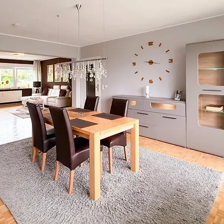 Grosse Moderne Designer-wohnung Fuer Urlaub Und Business - 3 Schlafzimmer, Balkon, Kueche, Buero Und 2 Kostenlosen Parkplaetze Appartamento *