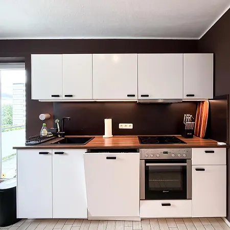 Grosse Moderne Designer-wohnung Fuer Urlaub Und Business - 3 Schlafzimmer, Balkon, Kueche, Buero Und 2 Kostenlosen Parkplaetze