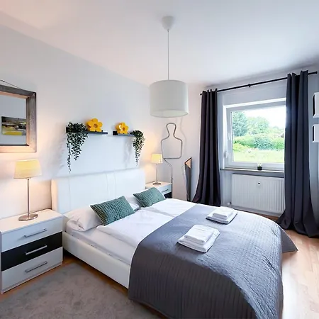 Grosse Moderne Designer-wohnung Fuer Urlaub Und Business - 3 Schlafzimmer, Balkon, Kueche, Buero Und 2 Kostenlosen Parkplaetze