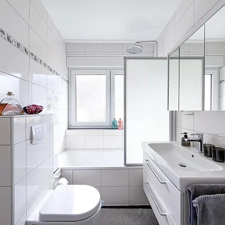 Grosse Moderne Designer-wohnung Fuer Urlaub Und Business - 3 Schlafzimmer, Balkon, Kueche, Buero Und 2 Kostenlosen Parkplaetze Appartamento Bayreuth