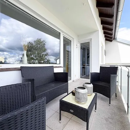 Grosse Moderne Designer-wohnung Fuer Urlaub Und Business - 3 Schlafzimmer, Balkon, Kueche, Buero Und 2 Kostenlosen Parkplaetze