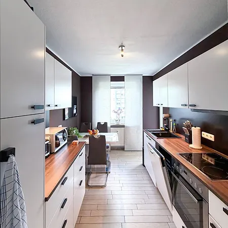 Appartamento Grosse Moderne Designer-wohnung Fuer Urlaub Und Business - 3 Schlafzimmer, Balkon, Kueche, Buero Und 2 Kostenlosen Parkplaetze