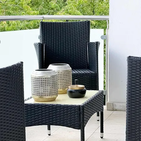 Grosse Moderne Designer-wohnung Fuer Urlaub Und Business - 3 Schlafzimmer, Balkon, Kueche, Buero Und 2 Kostenlosen Parkplaetze