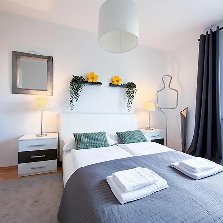 Grosse Moderne Designer-wohnung Fuer Urlaub Und Business - 3 Schlafzimmer, Balkon, Kueche, Buero Und 2 Kostenlosen Parkplaetze Appartamento Bayreuth