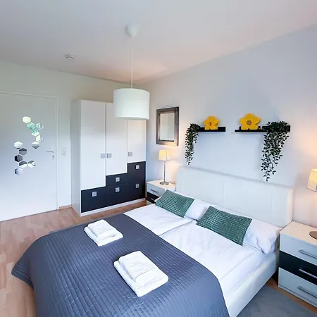 Grosse Moderne Designer-wohnung Fuer Urlaub Und Business - 3 Schlafzimmer, Balkon, Kueche, Buero Und 2 Kostenlosen Parkplaetze