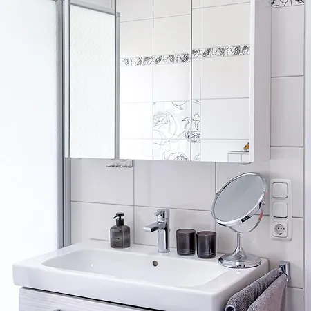 Grosse Moderne Designer-wohnung Fuer Urlaub Und Business - 3 Schlafzimmer, Balkon, Kueche, Buero Und 2 Kostenlosen Parkplaetze Appartamento *