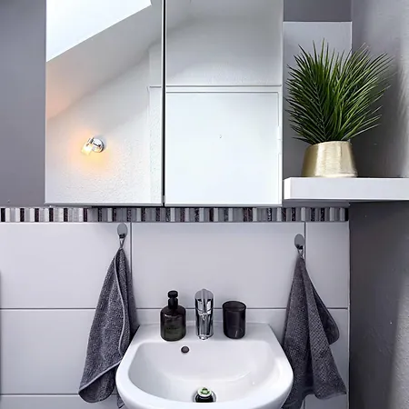 Appartamento Grosse Moderne Designer-wohnung Fuer Urlaub Und Business - 3 Schlafzimmer, Balkon, Kueche, Buero Und 2 Kostenlosen Parkplaetze