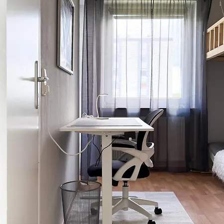 Grosse Moderne Designer-wohnung Fuer Urlaub Und Business - 3 Schlafzimmer, Balkon, Kueche, Buero Und 2 Kostenlosen Parkplaetze