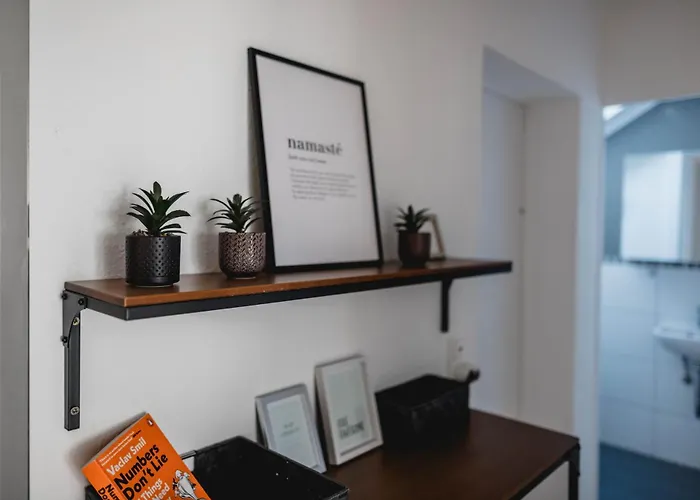 Me Homes - Grosse Moderne Designer-wohnung Fuer Urlaub Und Business - Mit Kueche, Buero, Balkon Und 2 Parkplaetzen