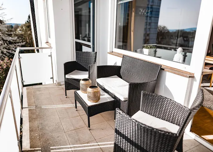 Me Homes - Grosse Moderne Designer-wohnung Fuer Urlaub Und Business - Mit Kueche, Buero, Balkon Und 2 Parkplaetzen